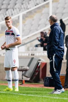 Alexander Sørloth of Norway and Lars Lagerbäck, head