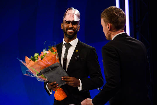 s Henok Goitom med Kristoffer Olssons utmärkelse Årets