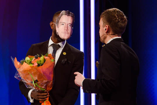 s Henok Goitom med Kristoffer Olssons utmärkelse Årets