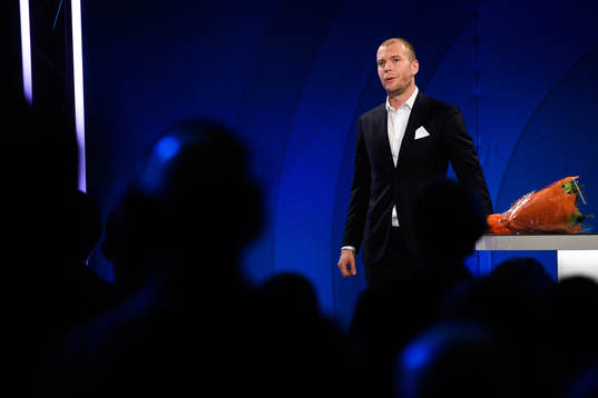 s Per Karlsson med utmärkelsen Årets försvarare