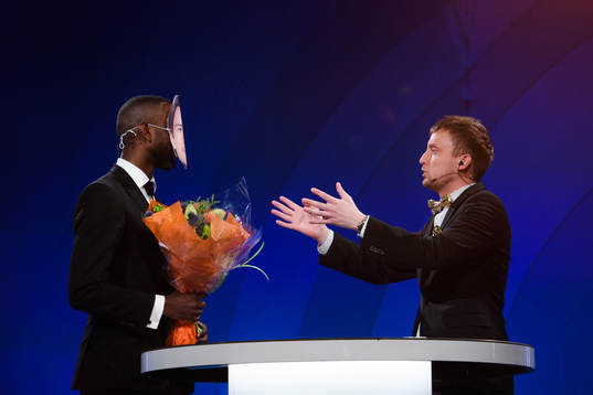 s Henok Goitom med Kristoffer Olssons utmärkelse Årets