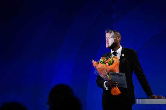 s Henok Goitom med Kristoffer Olssons utmärkelse Årets