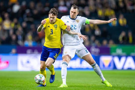 Victor Nilsson Lindelöf of Sweden and Artem Dzyuba of