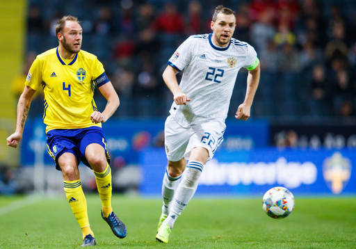 Andreas Granqvist of Sweden and Artem Dzyuba of Russia