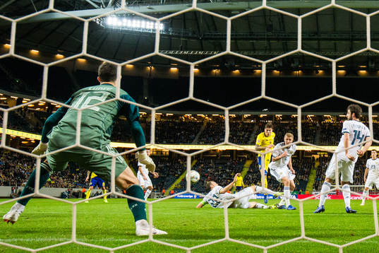 Victor Nilsson Lindelöf of Sweden scores 1-0 behind