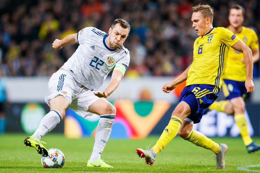Artem Dzyuba of Russia and Ludwig Augustinsson of Sweden