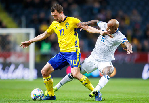 Jakob Johansson of Sweden and Ari of Russia