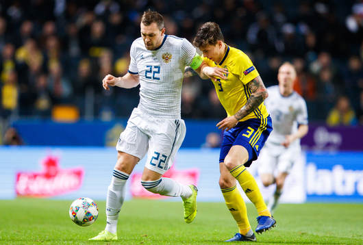 Artem Dzyuba of Russia and Victor Nilsson Lindelöf of