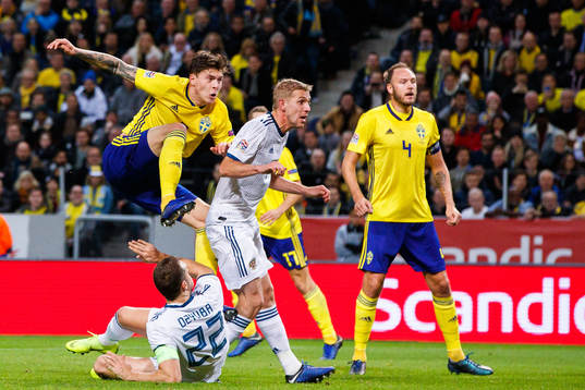 Victor Nilsson Lindelöf of Sweden scores 1-0