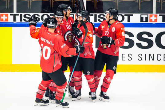 Jonathan Sigalet of Frölunda celebrerats with teammates