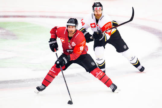 Chay Genoway of Frölunda and Linus Klasen of Lugano