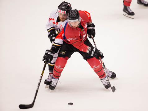 Ryan Lasch of Frölunda and Matteo Romanenghi of Lugano