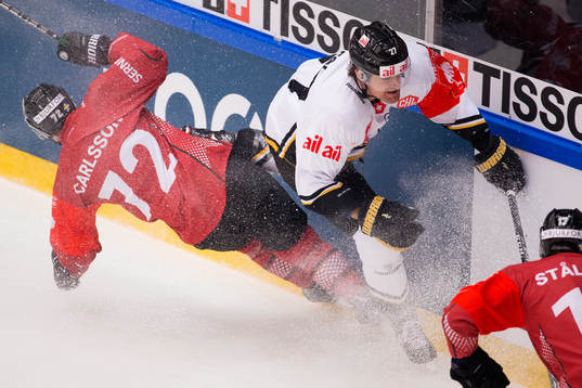 Patrik Carlsson of Frölunda and Alessandro Chiesa of Lugano