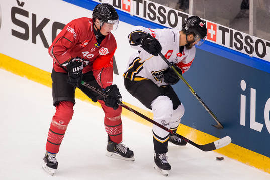 Joel Mustonen of Frölunda and Thomas Wellinger of Lugano