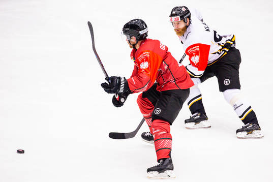 Chay Genoway of Frölunda and Linus Klasen of Lugano