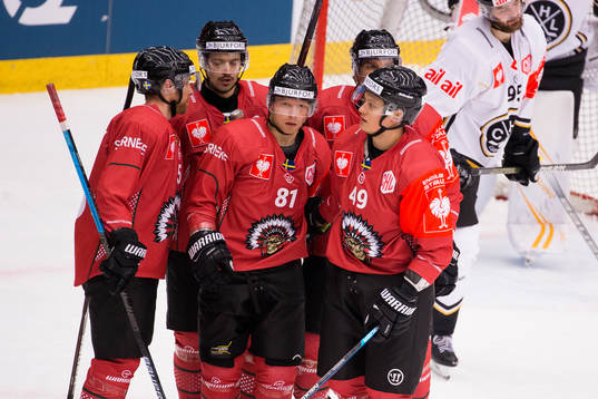 Ryan Lasch of Frölunda celebrates with teammates