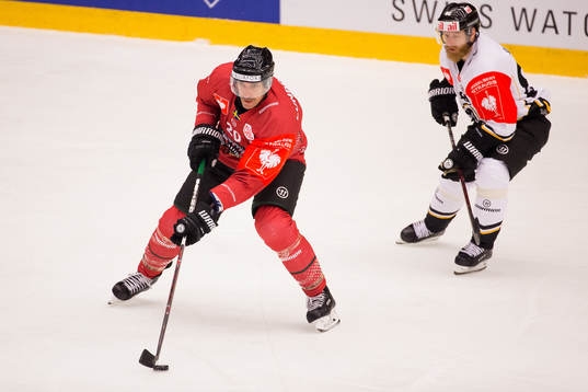 Joel Lundqvist of Frölunda and Linus Klasen of Lugano