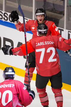 Ryan Lasch of Frölunda celebrates scoring 5-4 with team