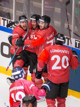 Ryan Lasch of Frölunda celebrates scoring 5-4 with team
