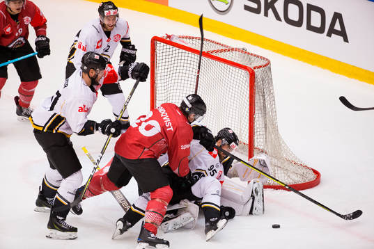 Joel Lundqvist of Frölunda and Thomas Wellinger of Lugano