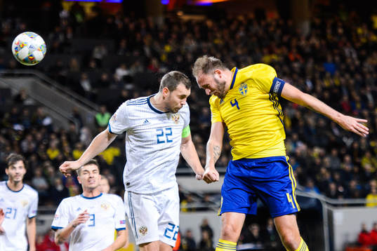 Artem Dzyuba of Russia and Andreas Granqvist of Sweden