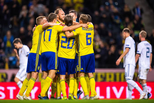 Victor Nilsson Lindelöf of Sweden celebrates with teammates