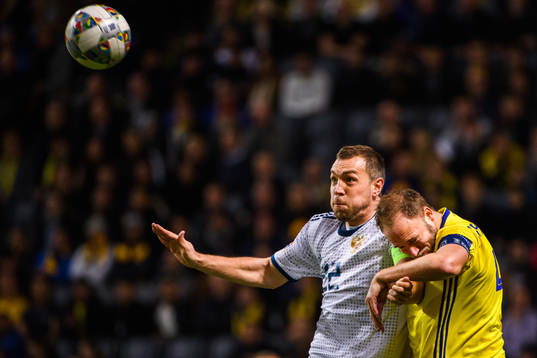 Artem Dzyuba of Russia and Andreas Granqvist of Sweden