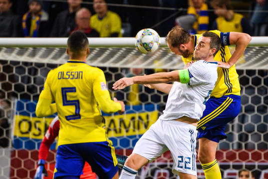 Artem Dzyuba of Russia and Andreas Granqvist of Sweden