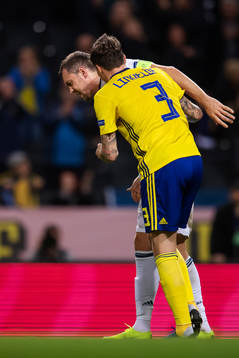 Artem Dzyuba of Russia and Victor Nilsson Lindelöf of