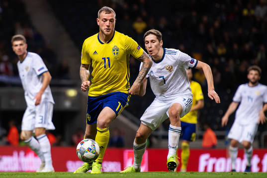 John Guidetti of Sweden and Daler Kuzyaev of Russia