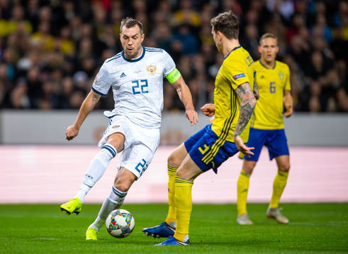 Artem Dzyuba of Russia and Victor Nilsson Lindelöf of