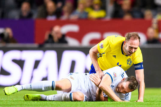 Andreas Granqvist of Sweden and Artem Dzyuba of Russia