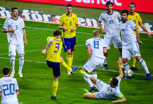 Victor Nilsson Lindelöf of Sweden scores the 1-0 goal