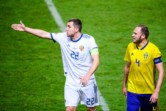 Artem Dzyuba of Russia and Andreas Granqvist of Sweden