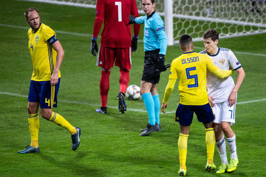 Daler Kuzyaev of Russia in a discussion with Martin Olsson
