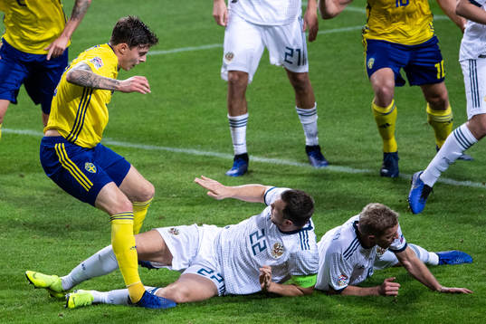 Victor Nilsson Lindelöf of Sweden and Artem Dzyuba of