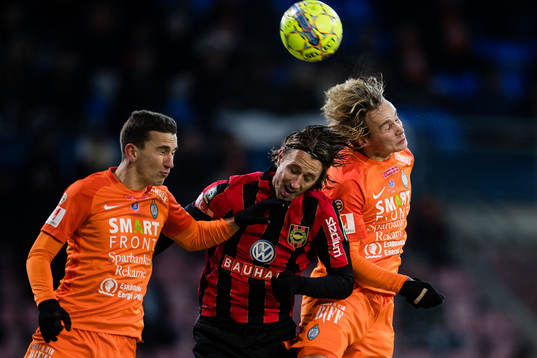 Brommapojkarnas Philip Hellqvist  i en nickduell med AFC