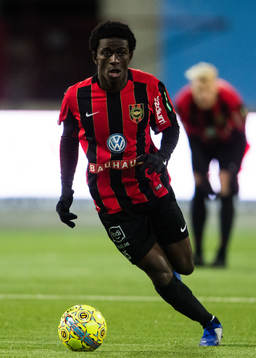 Brommapojkarnas Jack Lahne med bollen