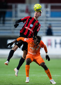 Brommapojkarnas Fritiof Björkén i en nickduell med AFC