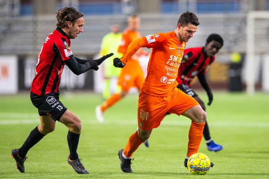 Brommapojkarnas Philip Hellqvist  och AFC Eskilstunas Kadir