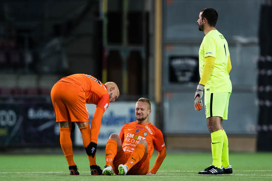 AFC Eskilstunas Alexander Michel (m) med en befarad skada