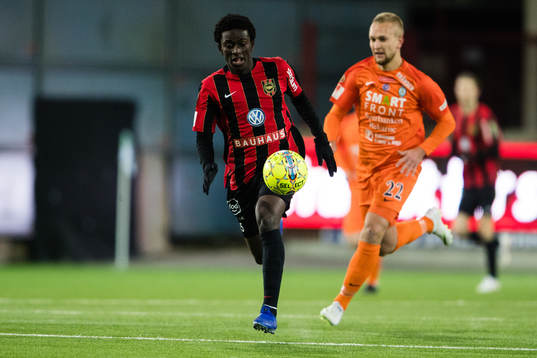 Brommapojkarnas Jack Lahne jagas av AFC Eskilstunas