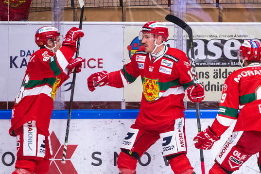 Moras John Persson jublar med Mathias Bromé och Andrew Rowe