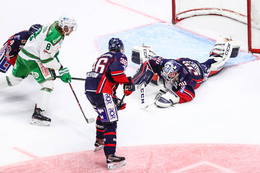 Linköpings målvakt Jonas Gustavsson räddar