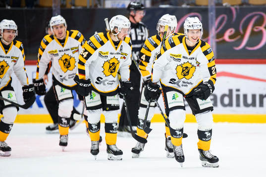 Skellefteås Robin Alvarez jublar med lagkamrater