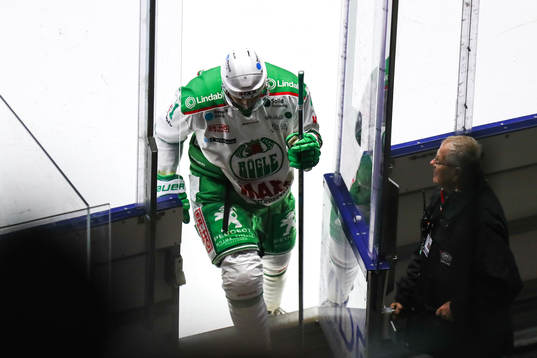 Rögles Daniel Widing lämnar isen
