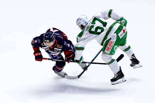 Linköpings Chad Billins och Rögles Leon Bristedt