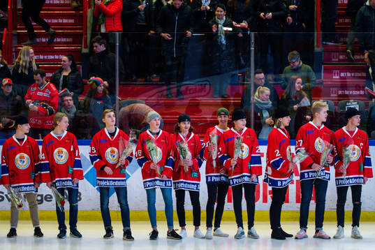 Örebros tv-puck lag hyllas i periodpaus