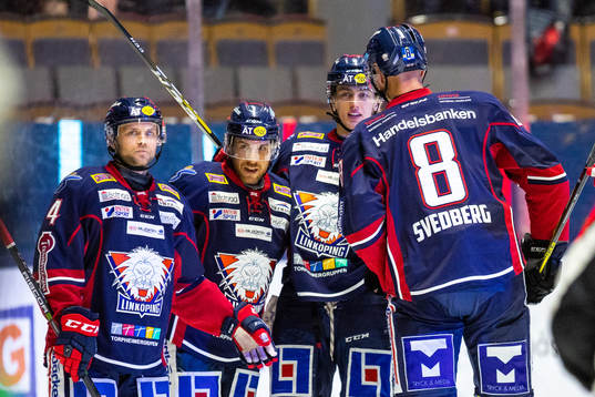 Malmö Redhawks Frederik Storm jublar med lagkamrater