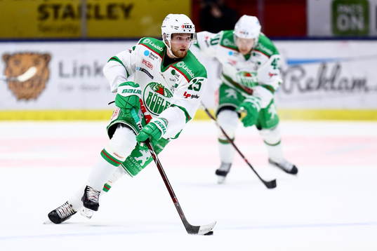 Rögles Simon Ryfors med Christopher Bengtsson bakom sig